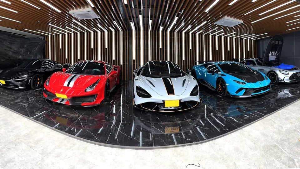 รถสปอร์ตหรูในพื้นที่บริการเปลี่ยนกระจกรถยนต์ 27Speed และ UDA Auto Glass