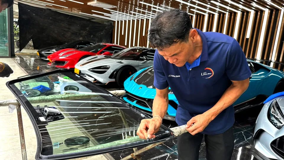 ช่าง UDA Auto Glass กำลังเตรียมกระจกรถยนต์สำหรับติดตั้ง