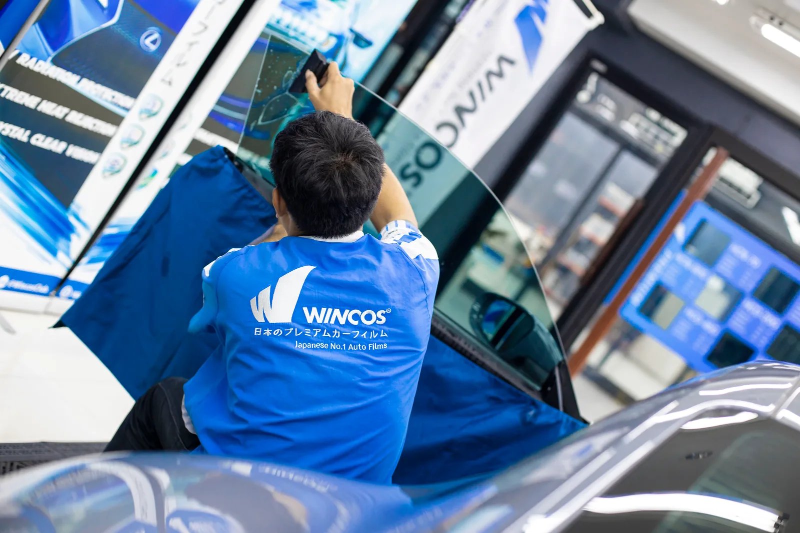 ช่างเสื้อ WINCOS ติดตั้งฟิล์มบริเวณกระจกข้างรถ
