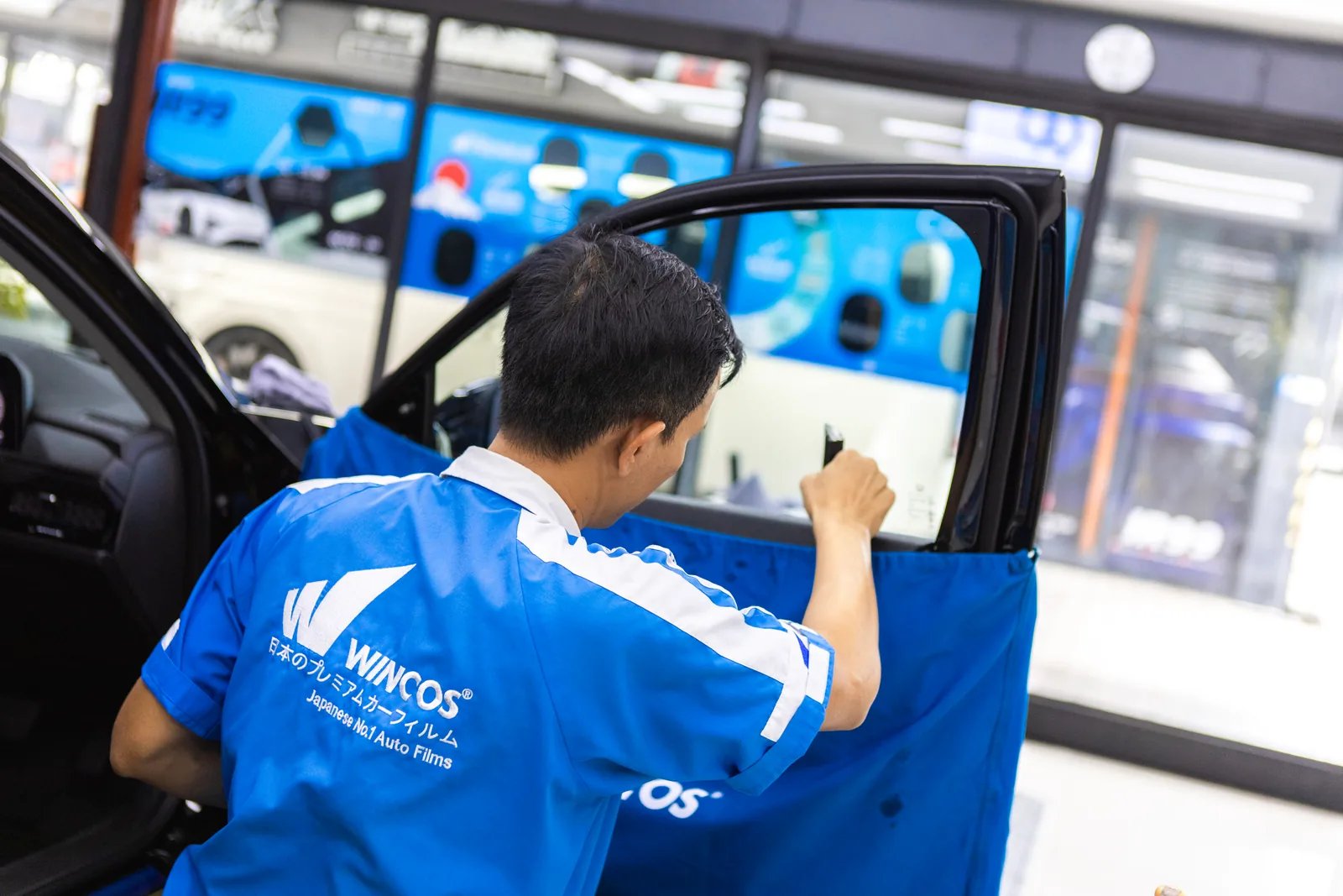 ช่าง WINCOS รีดฟิล์มบนกระจกข้างรถ